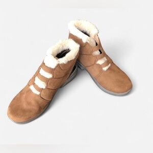 Bzees Women’s Brown Ankle Boots with White Fur Trim Size 7W